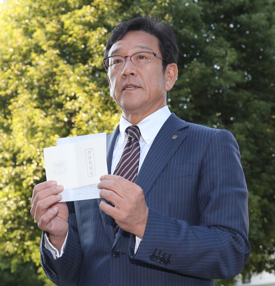 「交渉権確定」と書かれた紙を持ち指名あいさつに訪れた日本ハム栗山監督