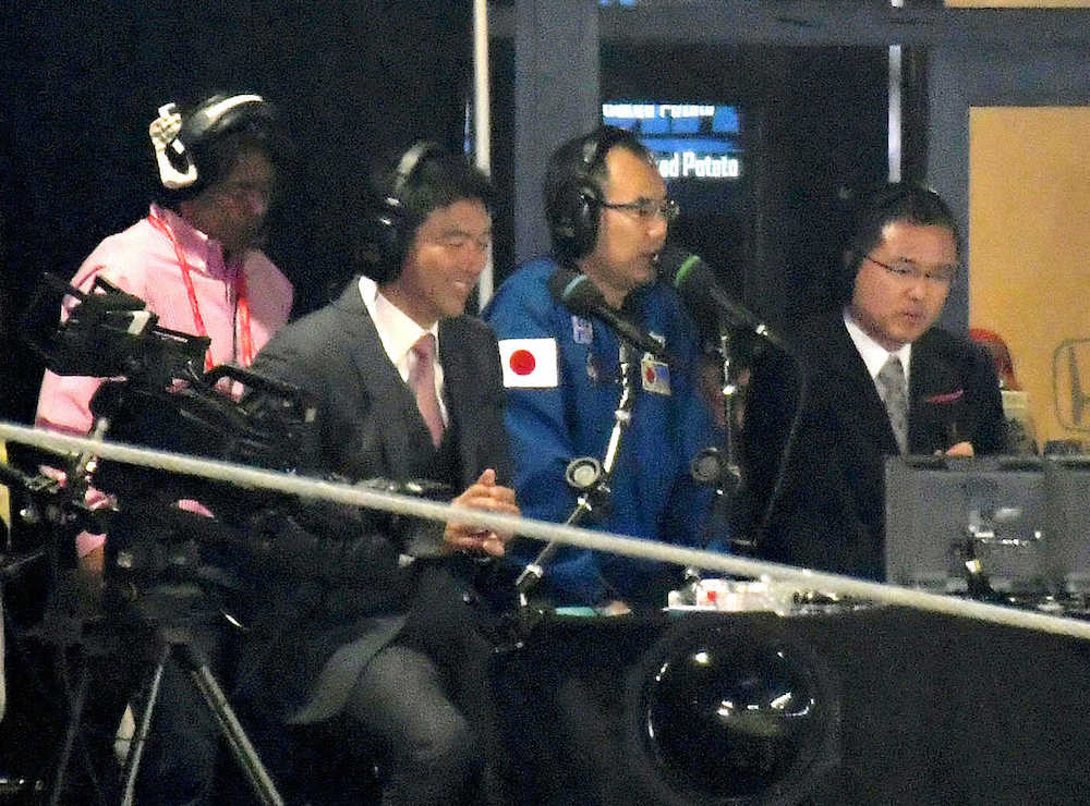 米大リーグのワールドシリーズ第３戦が行われたヒューストンの球場で、テレビ中継の放送席に座る宇宙飛行士の野口聡一さん（右から２人目）