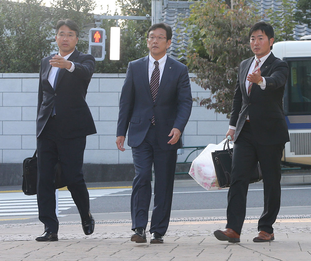 ２７日、ドラフト１位の清宮に指名あいさつに訪れた日本ハムの（左から）大渕隆スカウト部長、栗山英樹監督、岩舘学スカウト