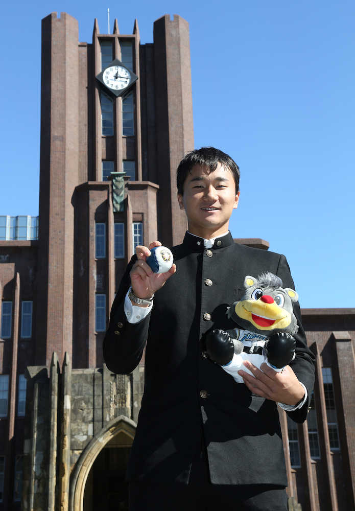 日本ハムから指名あいさつを受け、安田講堂の前でポーズを決める東大・宮台