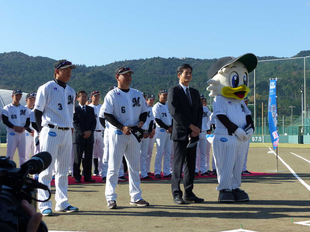 ロッテ・井口監督（左から２番目）らは鴨川キャンプ初日に歓迎セレモニーに参加