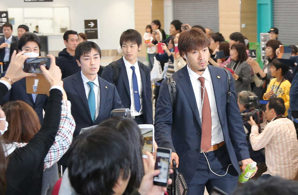 福岡空港に到着し、大勢のファンの出迎えを受ける（右から）柳田、武田、和田