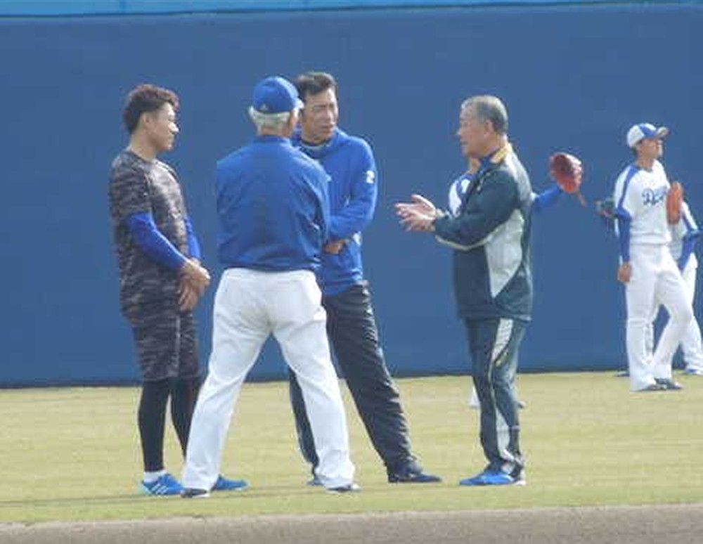 練習前に談笑する福本臨時コーチら（一番右）。左から大島、土井打撃コーチ、荒木