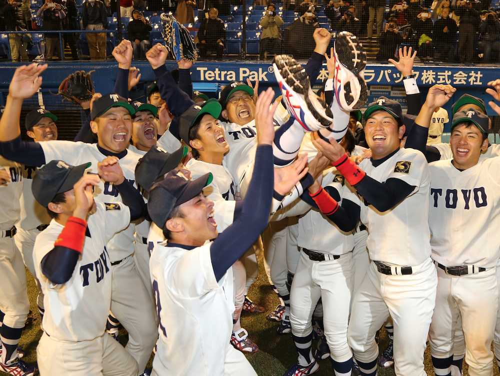 今季限りでの勇退を表明した東洋大・高橋監督は優勝して歓喜の胴上げ