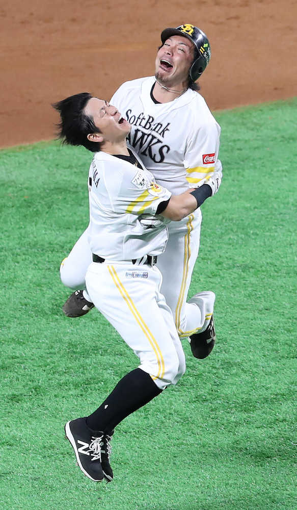 ＜ソ・Ｄ＞延長１１回、サヨナラ打の川島（左）は松田と抱き合って喜ぶ