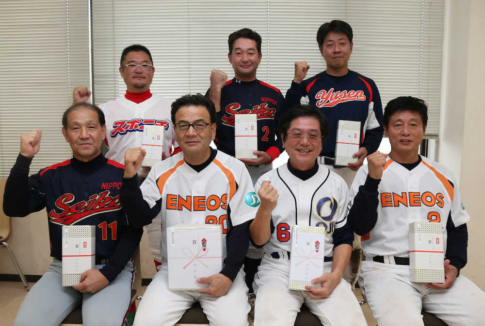 各賞を受賞しガッツポーズを見せる（前列左から）斉藤、佐藤、竹俣、京屋（後列同）牧田、石井、水谷