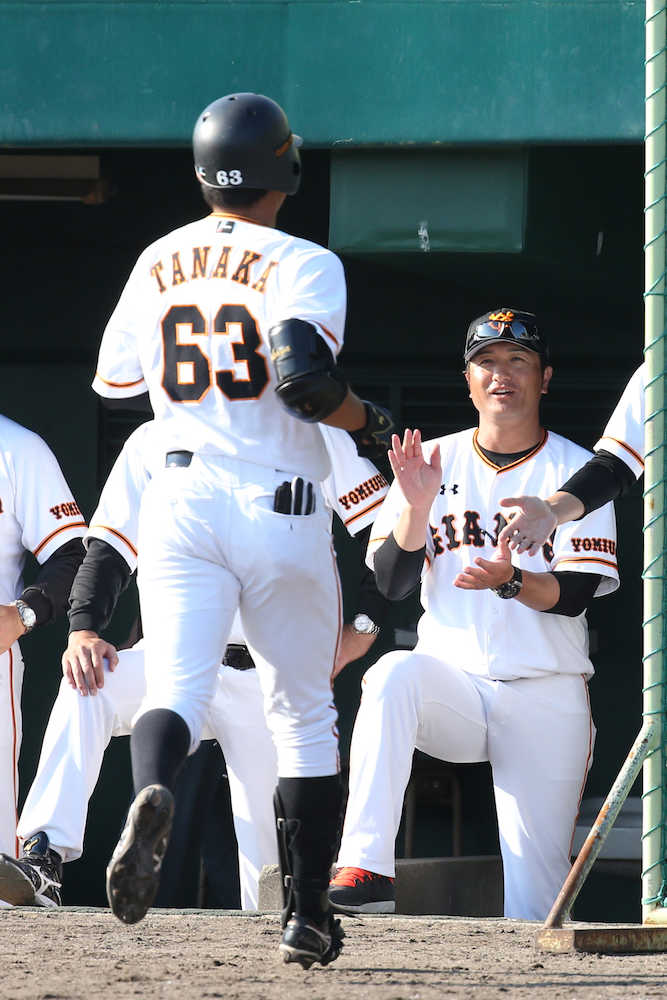 ８回、本塁打を打った田中を出迎える高橋監督