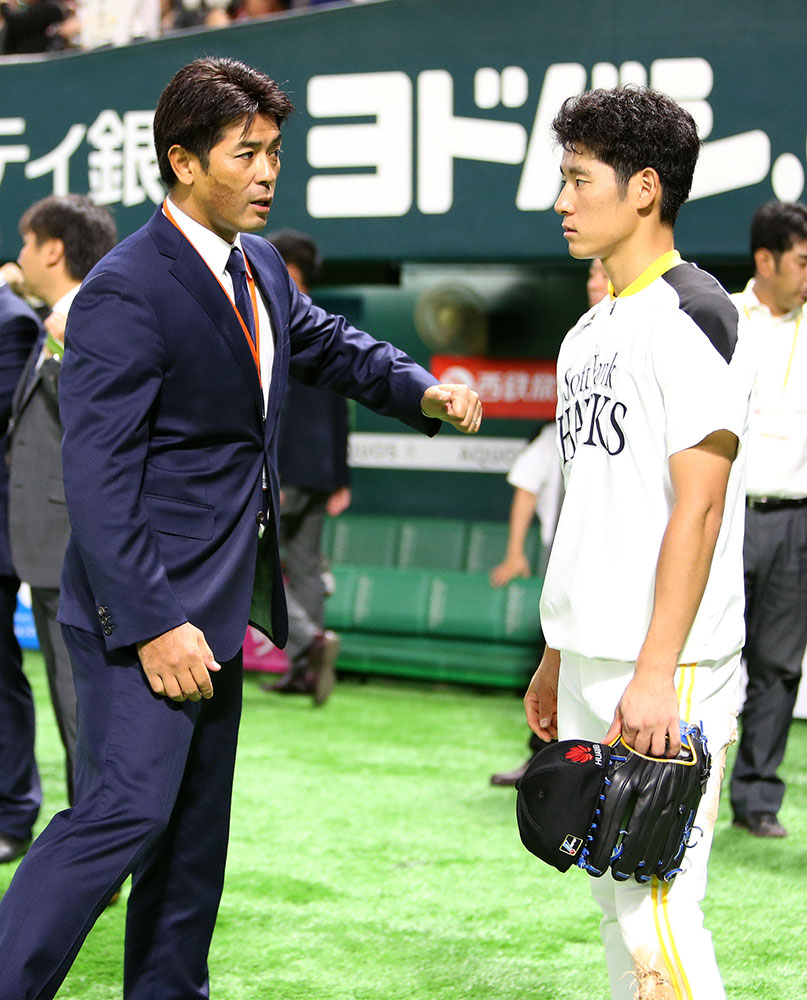 １０月２１日のＣＳファイナル第４戦の試合前、侍ジャパンの稲葉監督から打撃指導を受けるソフトバンク・上林