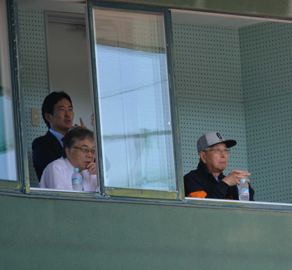 ＜巨人・韓国ハンファ＞高木京の投球を見つめる老川オーナー（右）と石井社長（左）