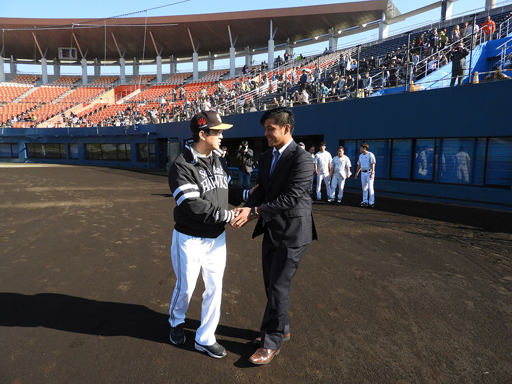 宮崎アイビースタジアムを訪れ、チームにあいさつをした斐紹は達川ヘッドコーチに激励される