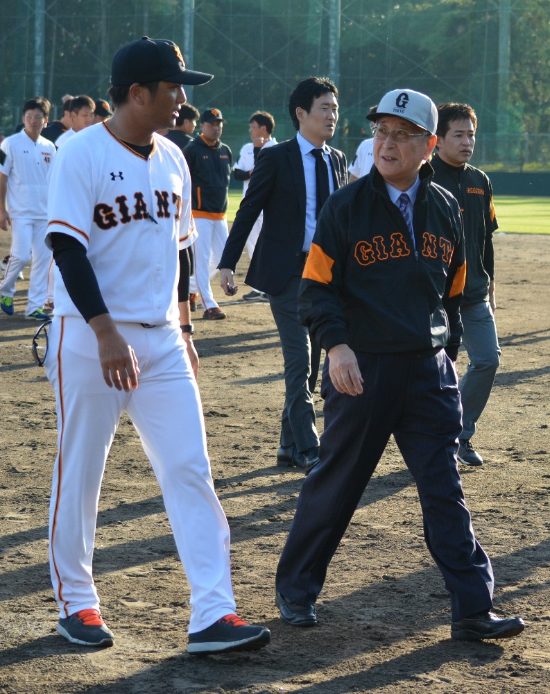 １１日の練習試合後、巨人・高橋監督（左）と会話する老川オーナー