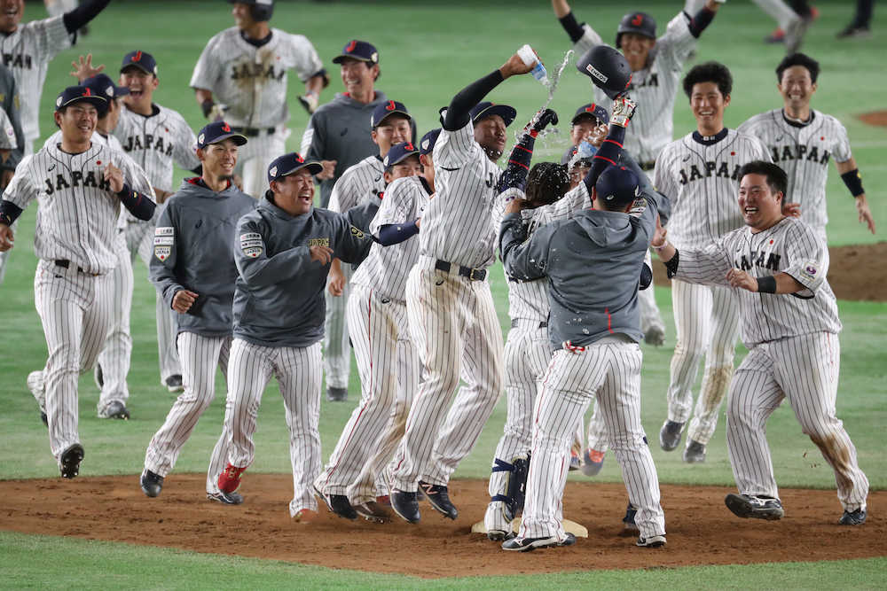 １０回２死二塁、田村のサヨナラ打に喜ぶ日本ナイン