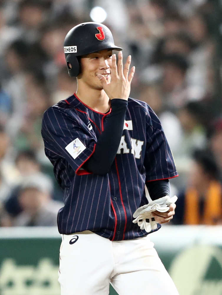 ＜台湾・日本＞５回２死二、三塁　右前適時打を放ちベース上で、笑顔を見せる京田