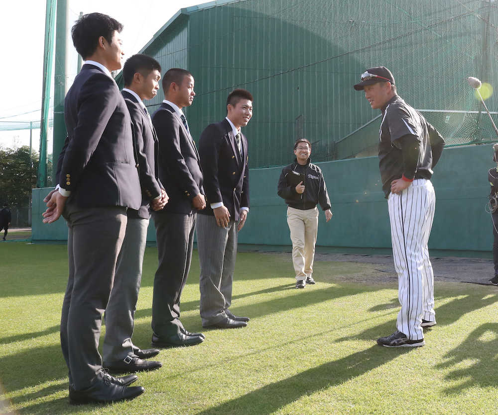 キャンプ見学に訪れたドラフト指名選手の（左から）石井、島田、高橋、馬場と笑顔で話す金本監督