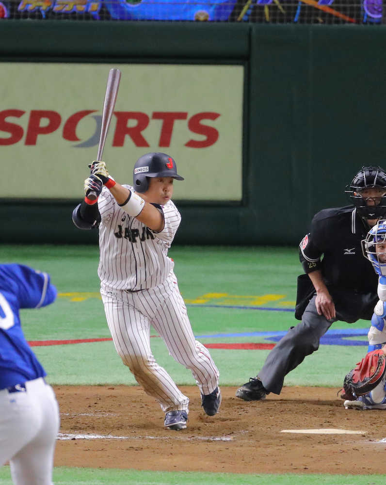 ＜日本・韓国＞６回２死一塁、左翼線二塁打を放つ近藤健