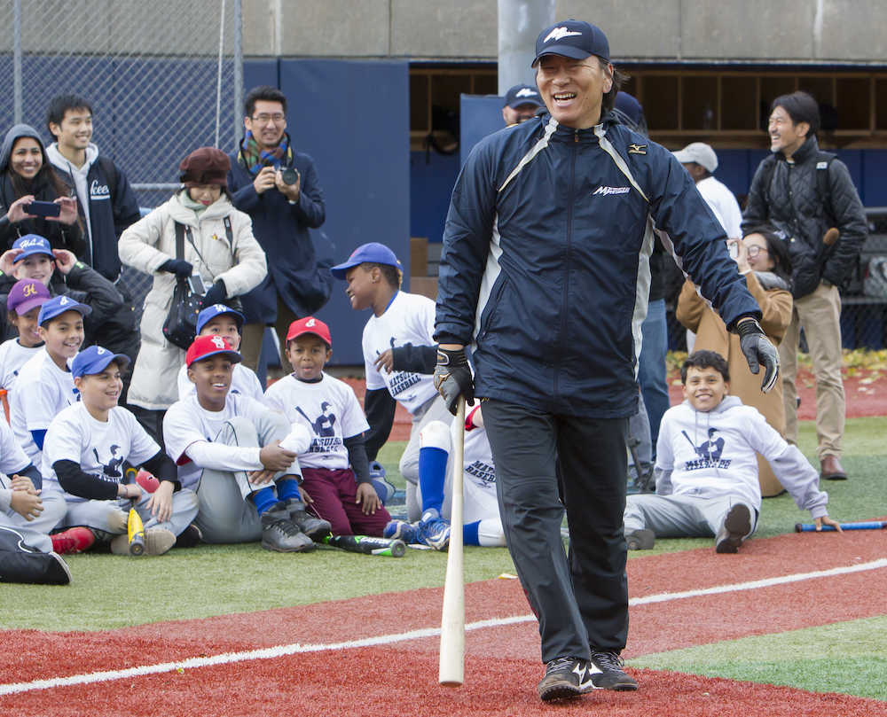 野球教室で恒例の打撃実演。松井秀喜氏が本塁打を放つと子供達は大喜び
