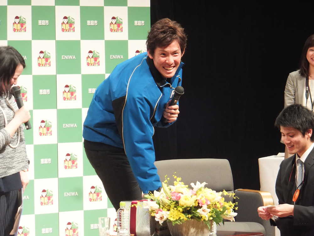 サイングッズの抽選会で抽選箱に手を入れる日本ハム・高梨