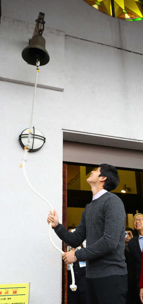 北海道・月形樺戸博物館の点鐘を鳴らす大谷