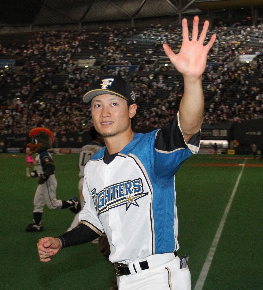 札幌ドームのファンに手を振る日本ハム・西川