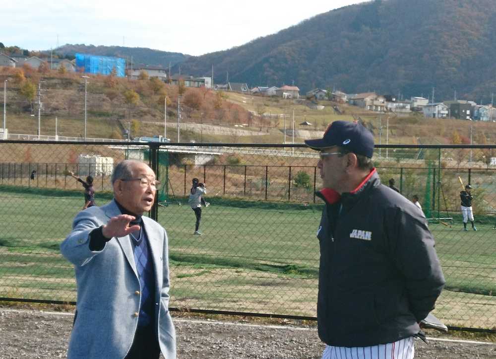 女子野球日本代表・木戸克彦ヘッドコーチ（右）と話す吉田義男氏