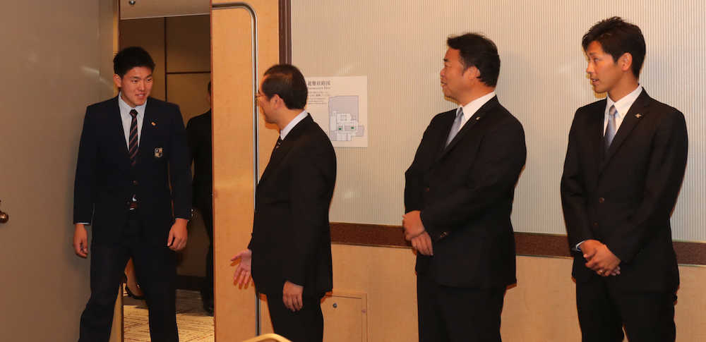契約交渉の席に着く（左から）履正社・安田、林球団本部長、永野チーフスカウト、下敷領スカウト