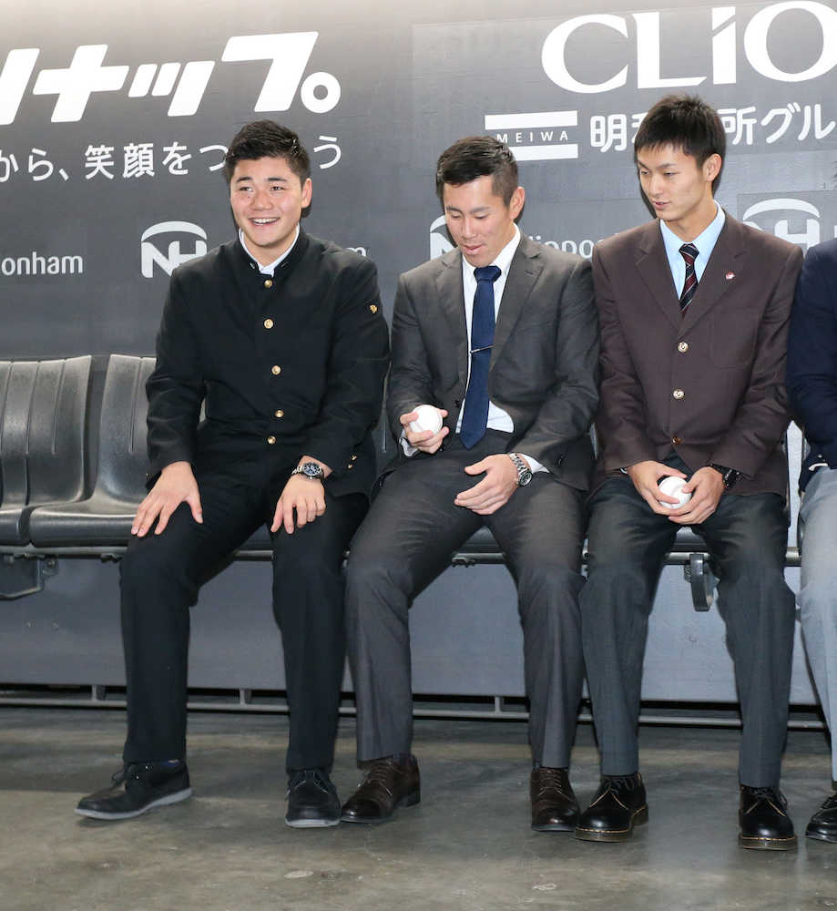 札幌ドームの三塁側ベンチに座る（左から）清宮、西村、田中