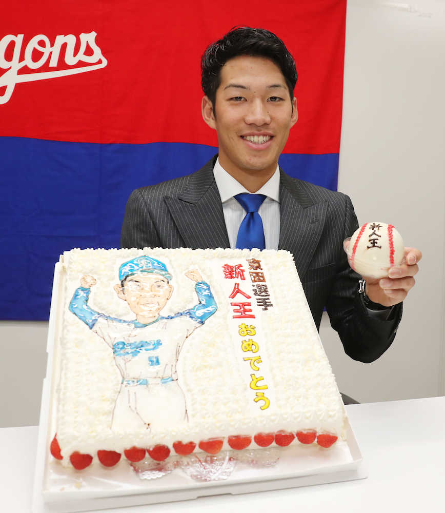 大幅アップ４０００万円で契約更改した京田は、報道陣からプレゼントされた新人王を祝うケーキを手に笑顔を見せる