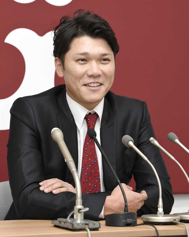 契約更改交渉を終え、記者会見する巨人・坂本勇