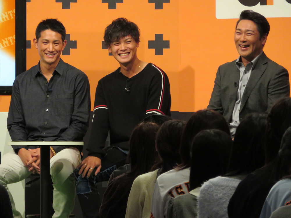 トークショーに参加した巨人の小林（左）と石川（中央）はＯＢの元木氏と笑顔でトーク