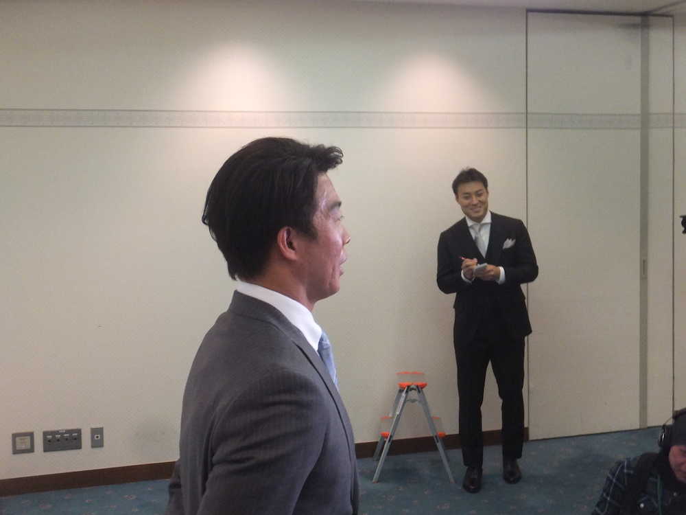 札幌市内のホテルで日本ハムとＦＡ交渉を終えたソフトバンク・鶴岡に記者のふりをして質問する日本ハム・田中賢（右）