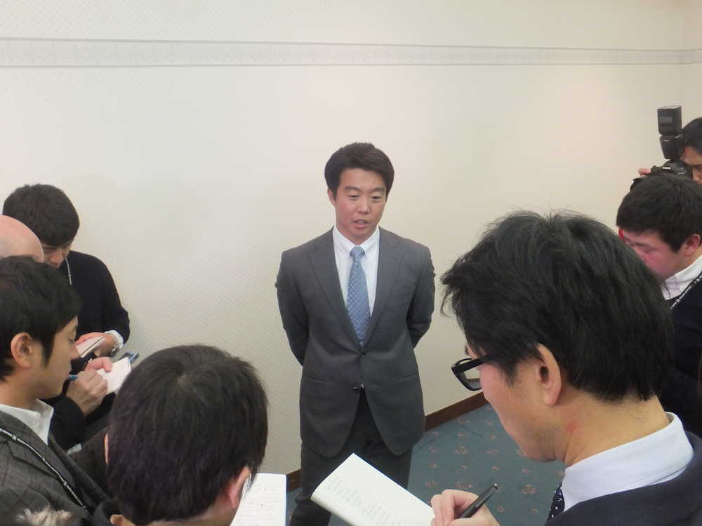 札幌市内のホテルで日本ハムとＦＡ交渉を終えたソフトバンク・鶴岡