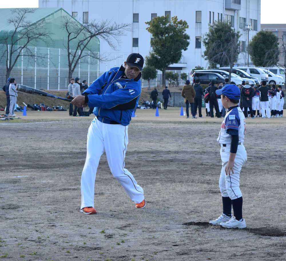 福島での野球教室でスイングの手本を見せる稲葉監督