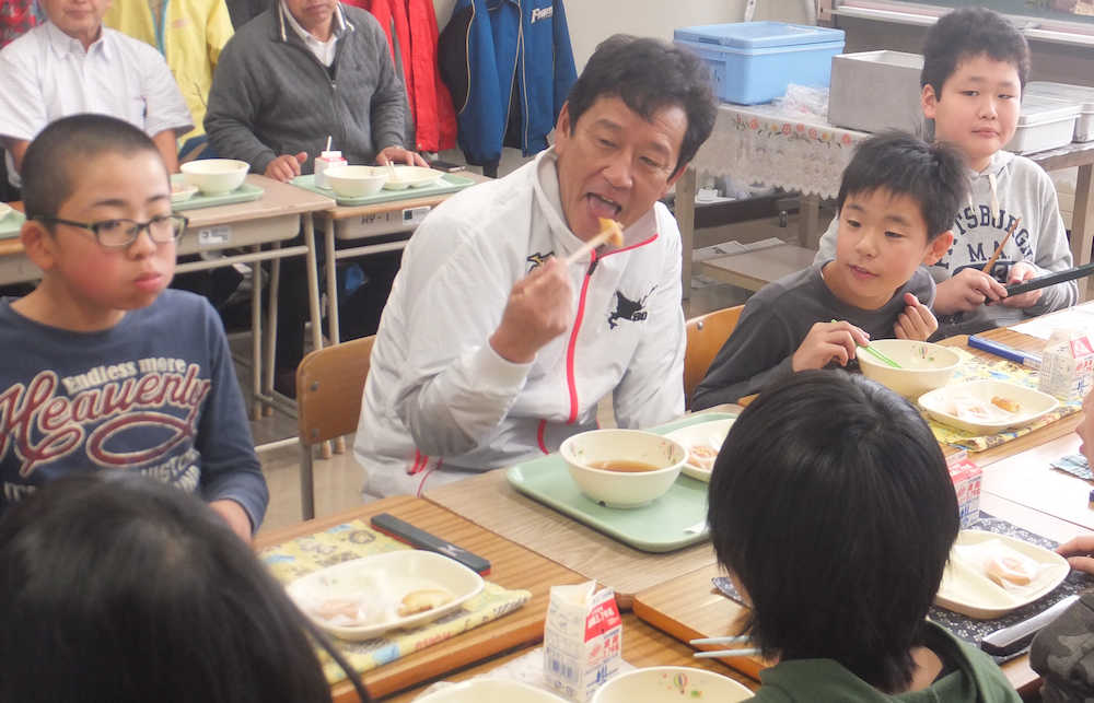 北海道仁木町内の銀山小学校を訪れ、児童と給食を食べる日本ハム・栗山監督