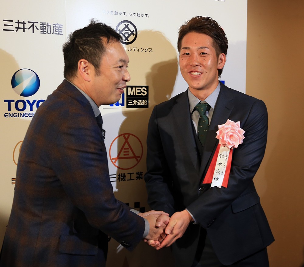 ＜三井ゴールデン・グラブ賞　表彰式＞取材に訪れた中川家・礼二（左）と握手するロッテ・鈴木