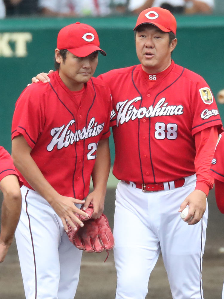 ９月２７日、ウエスタン・阪神戦で引退試合の登板を終え、佐々岡コーチ（右）に肩を抱かれ涙ぐむ江草