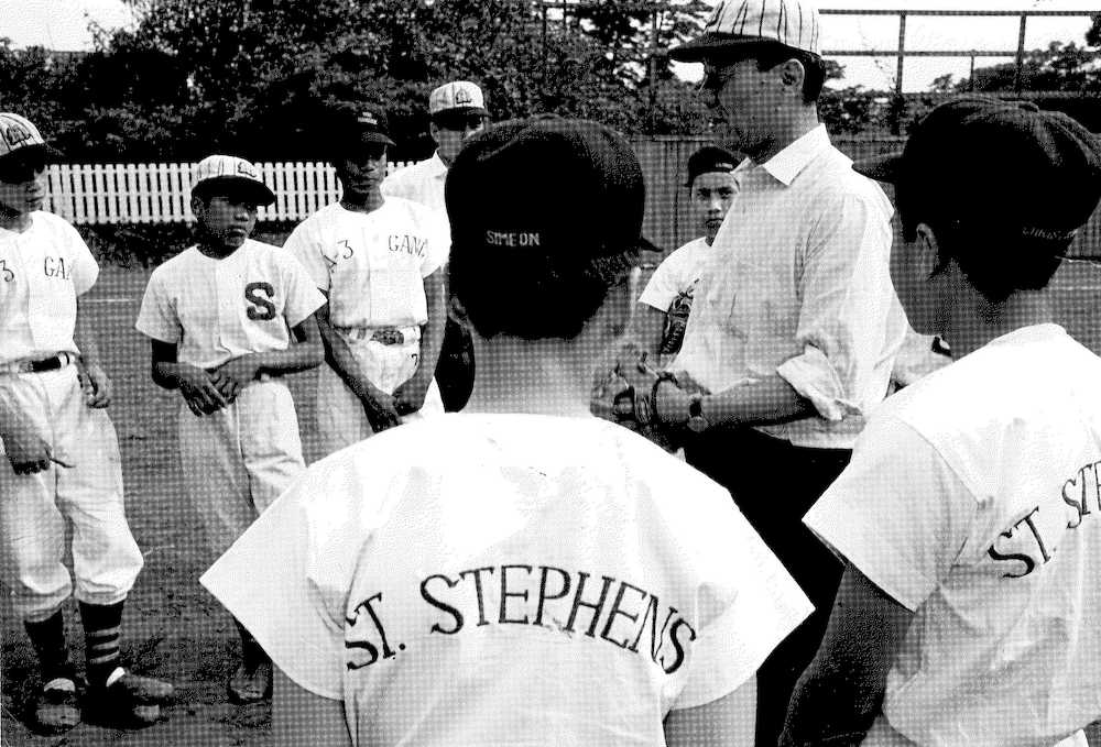 聖ステパノ学園で少年たちに野球を指導する若林忠志（若林忠晴氏提供）