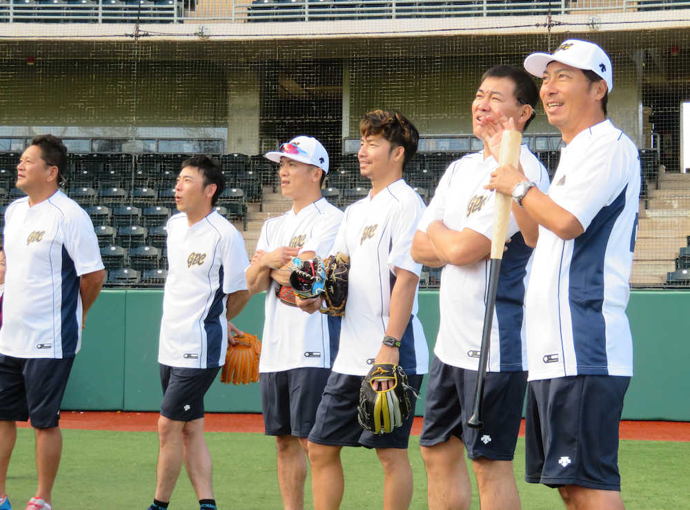 名球会の少年野球教室に参加した（左から）佐々木氏、荒木、松井稼、鳥谷、福留、高津ヤクルト２軍監督