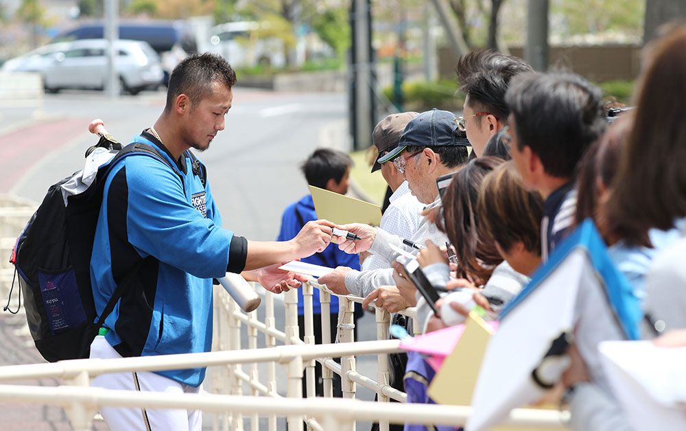 今年４月、鎌ケ谷でファンにサインをする日本ハムの中田