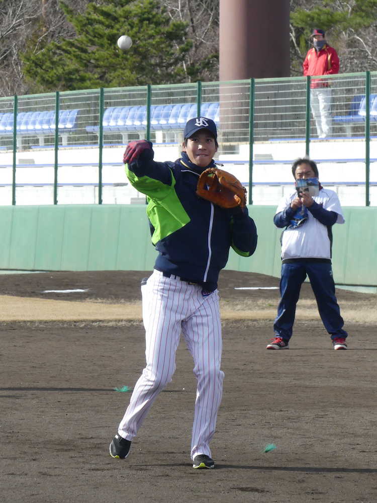 福島県内で野球教室に参加し、守備練習の手本を見せるヤクルトの山田