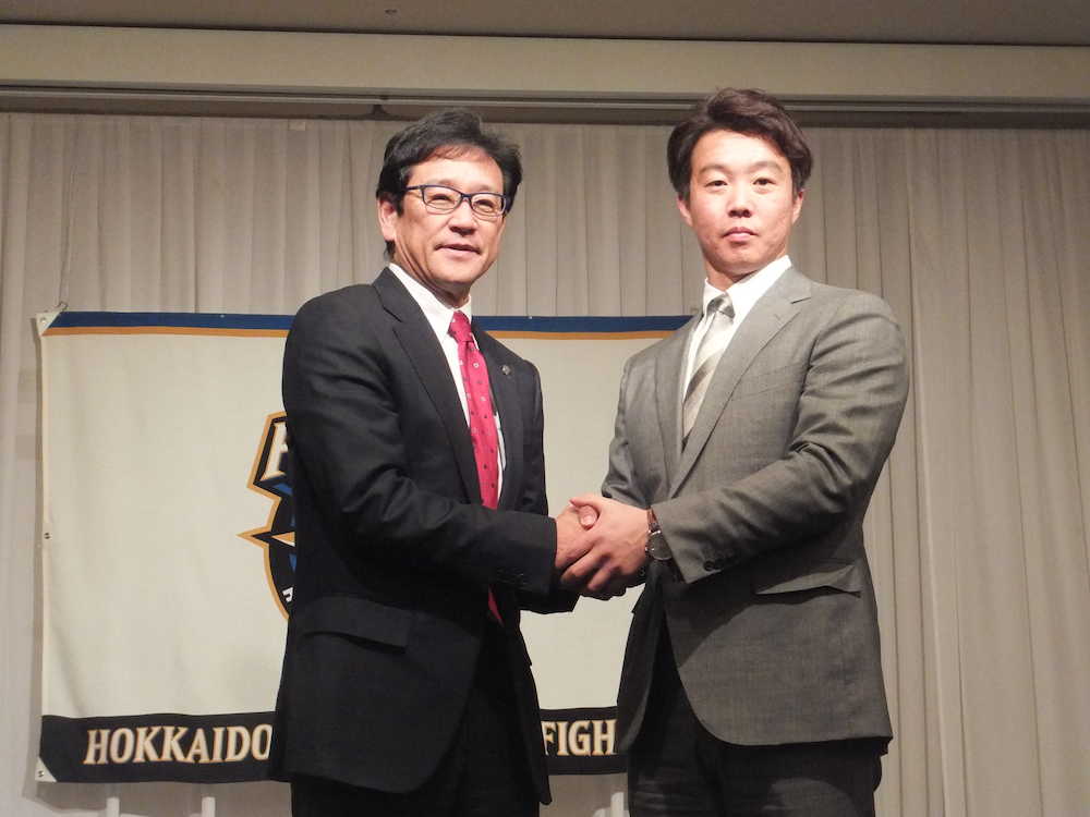 日本ハム入団が決まり、札幌市内のホテルで会見した鶴岡（右）と栗山監督