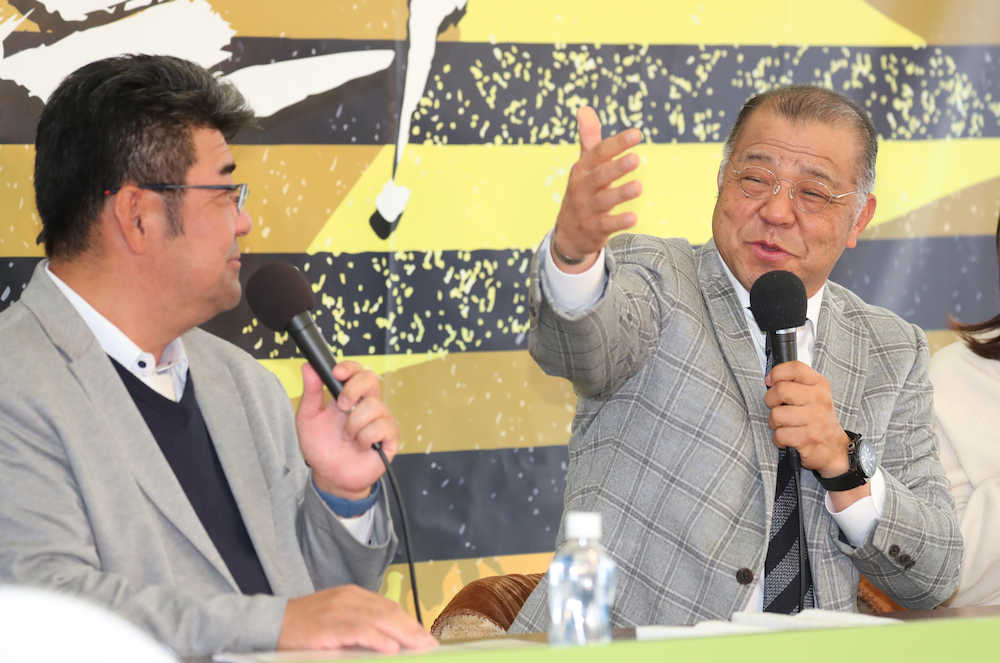 阪神競馬場で行われたＭＢＳラジオの収録で亀山つとむ氏（左）とトークする掛布ＳＥＡ