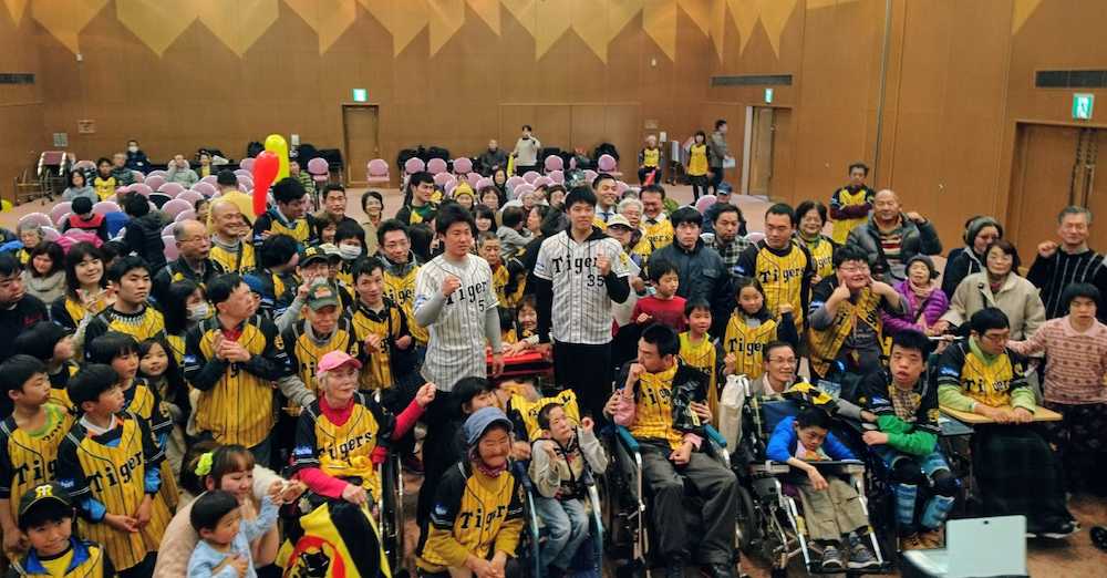 伊丹心身障害対策市民懇談会主催のクリスマス会に参加した阪神・陽川（中央左）と才木
