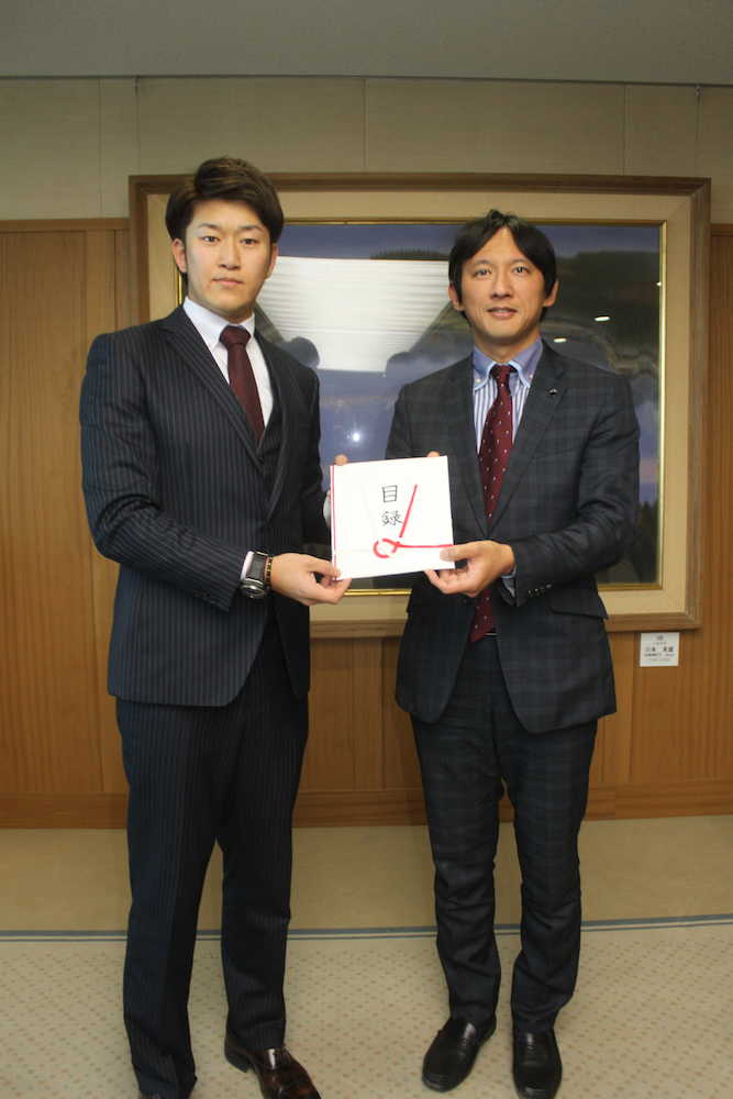 熊本県庁で義援金を寄付した岩貞（左）と小野泰輔副知事