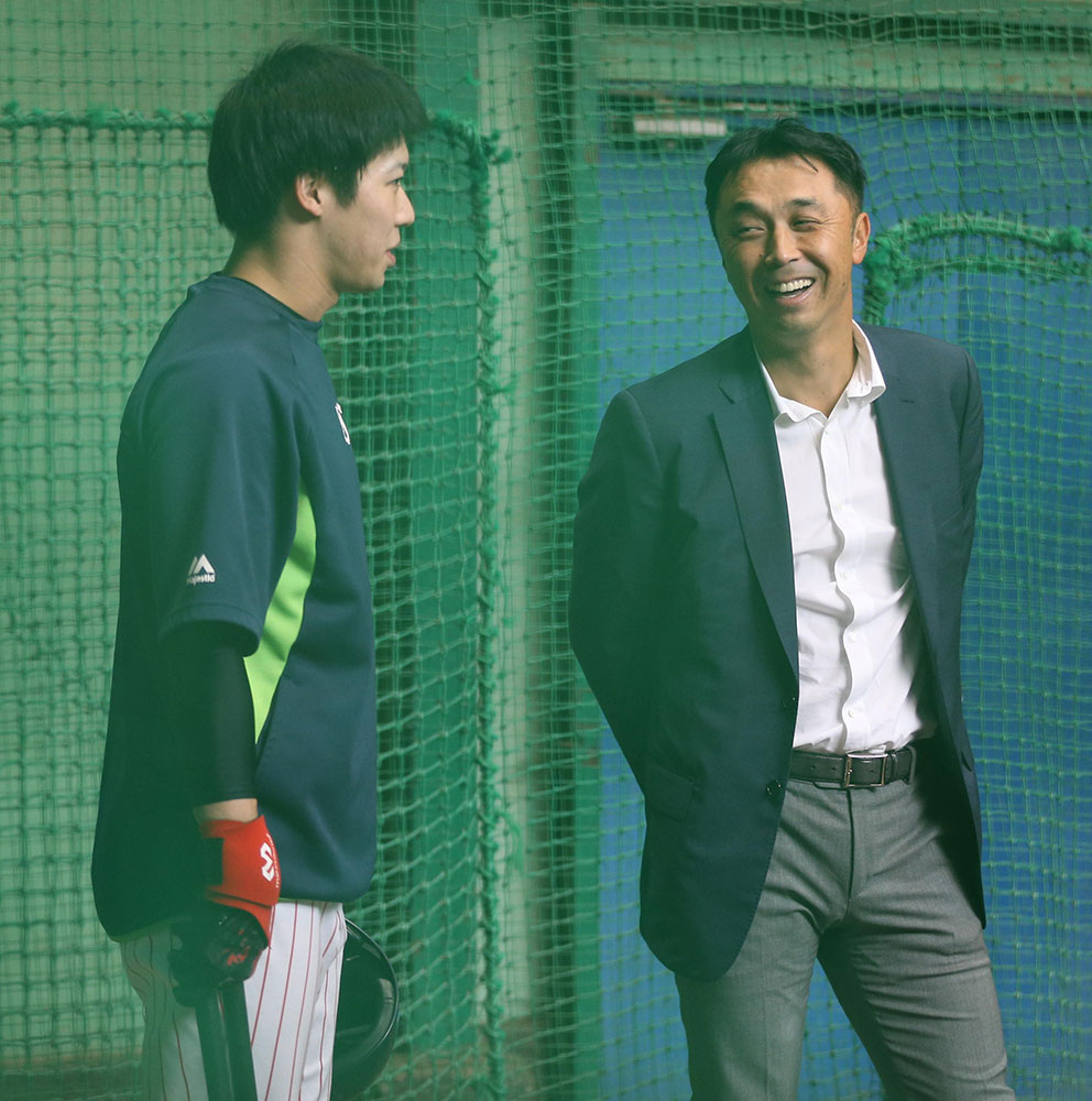 １０月、秋季練習を視察し、山田と笑顔で話す宮本ヘッドコーチ