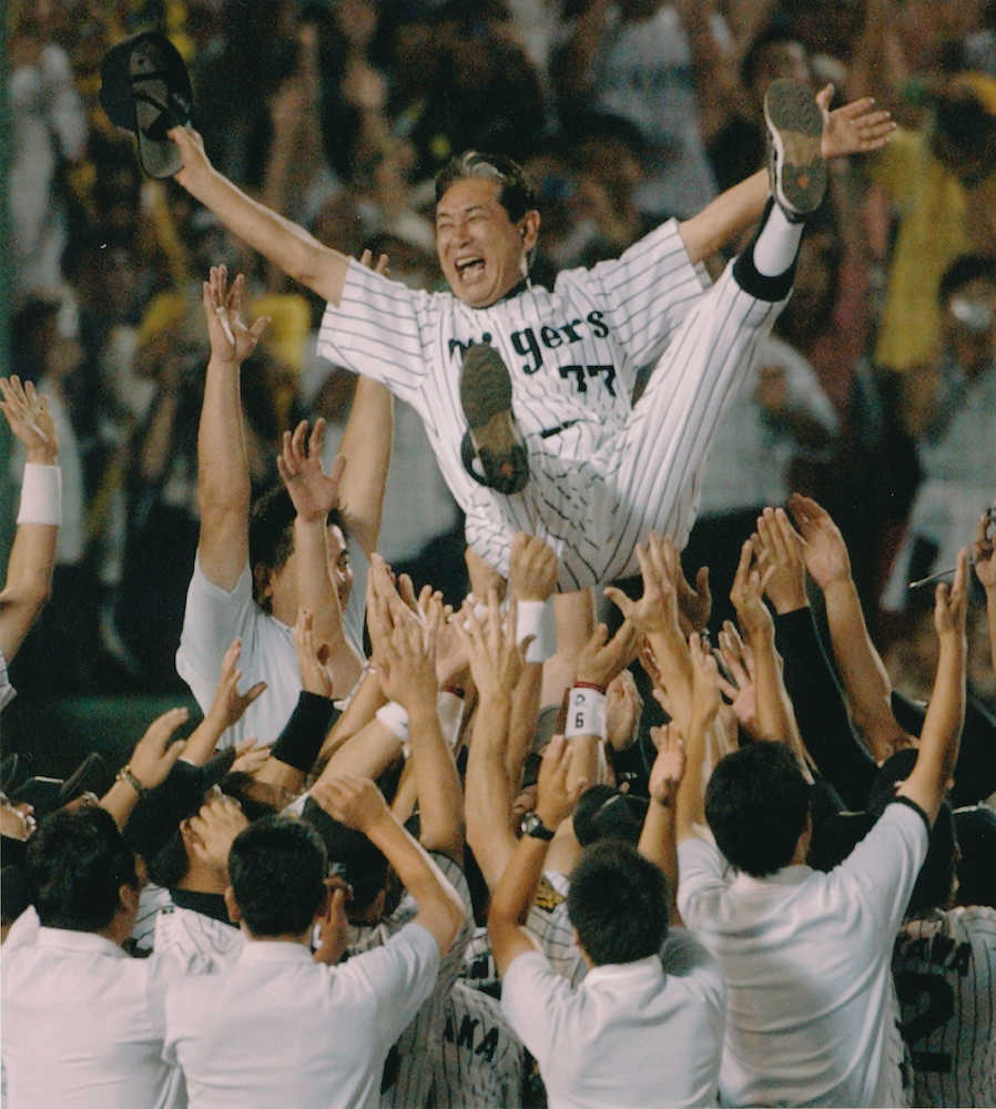 ０７年にリーグ優勝を決め胴上げされる阪神時代の星野監督