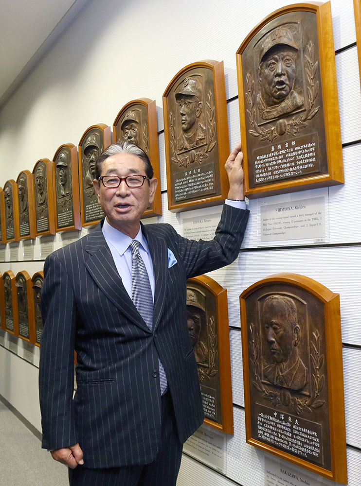 昨年１月、野球殿堂入りが決まり、明大時代の恩師・島岡氏のレリーフの横で笑顔を見せる星野氏