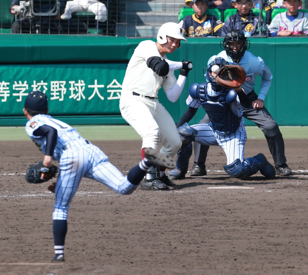 東海大福岡ＶＳ早実の９回、４球目内角高めの直球をハーフスイングで空振りする清宮（投手・安田）