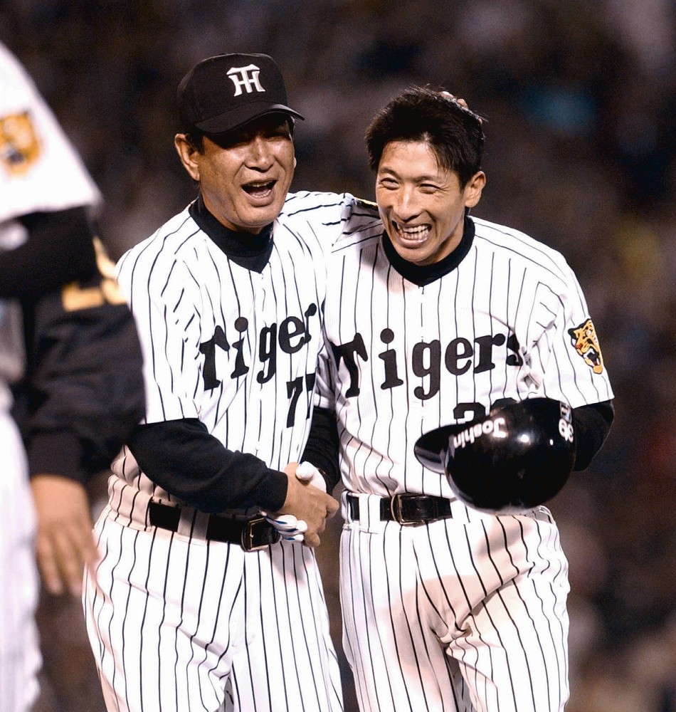 ０３年６月１７日の横浜戦で逆転サヨナラ三塁打を放ち星野監督（左）に笑顔で迎えられる阪神・矢野
