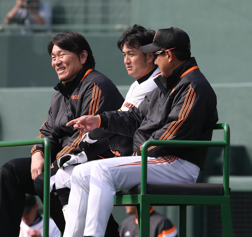 １４年、巨人の春季キャンプで話す（左から）臨時コーチを務めた松井氏、当時選手の高橋、原監督
