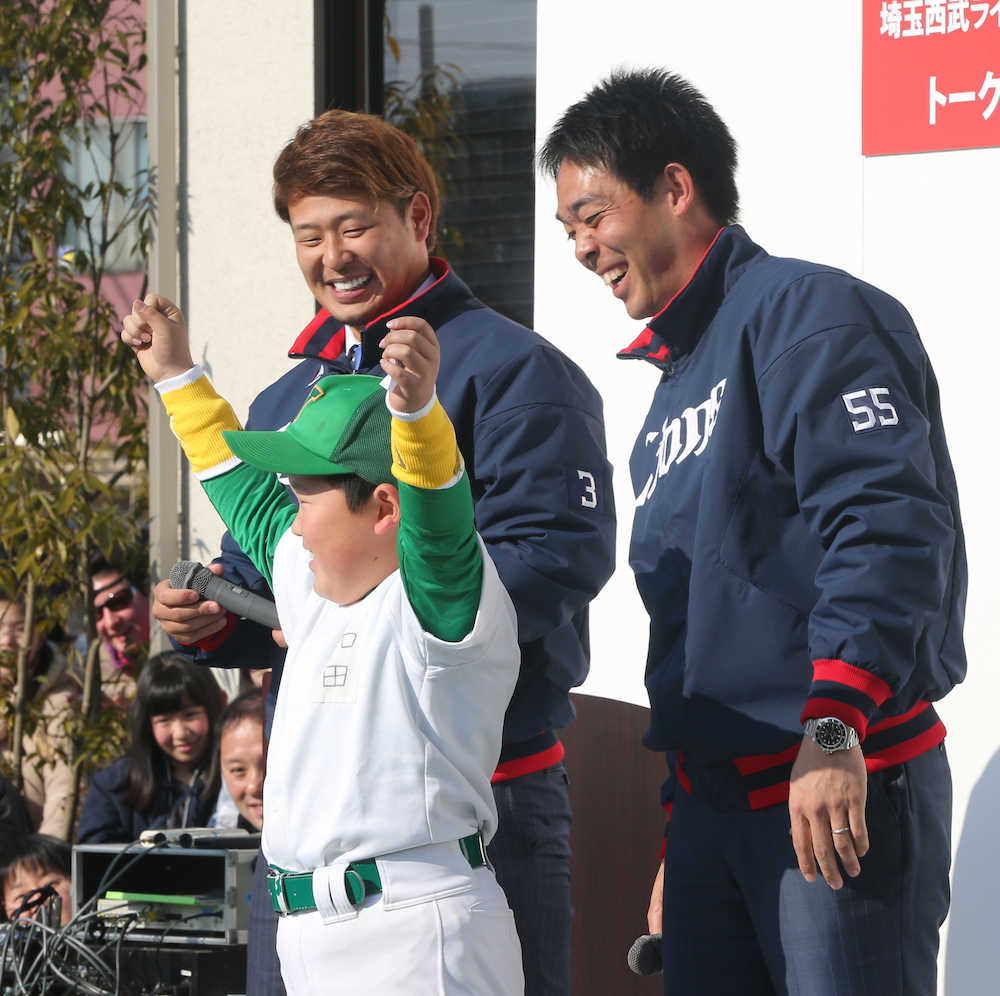 リストバンドが当選したチビっ子は浅村（左）から直接はめてもらい笑顔。右は秋山